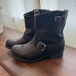 Frye Women’s Engineer 8R Ankle Boot